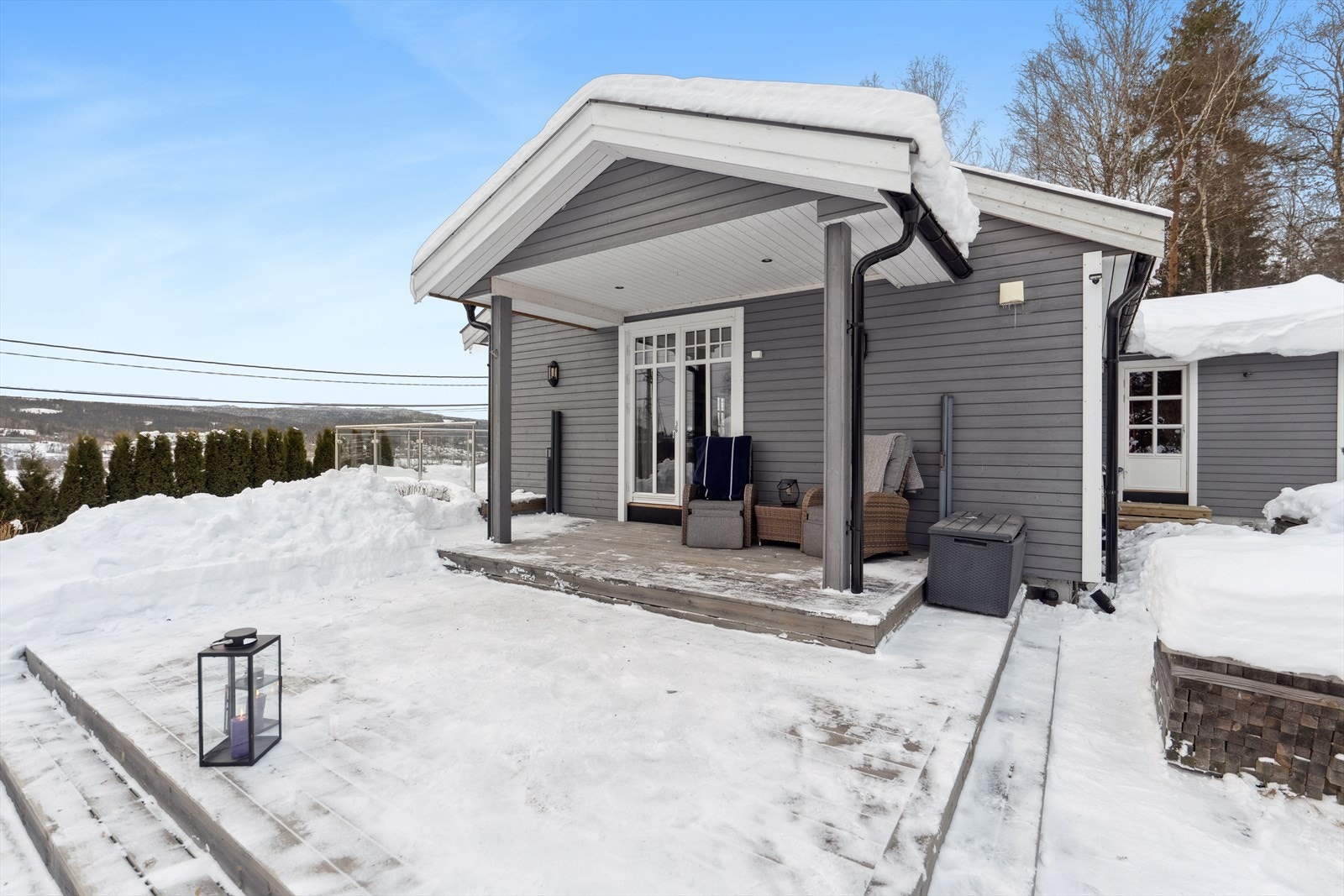 Fra stue/spisestue er det utgang til en terrasseplatting over flere nivåer - perfekt sted for å nyte måltider eller varme sommerdager. Galleribilde