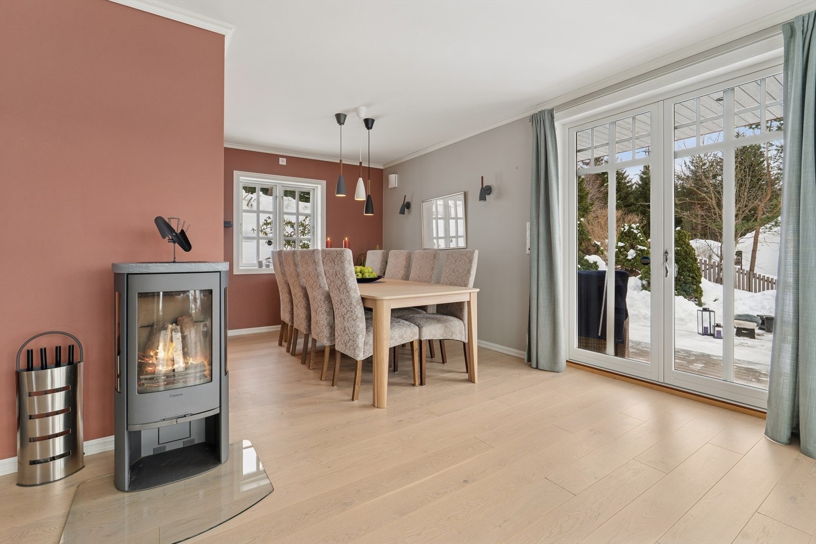 Boligen har varmekabler på bad og i entré, samt varmefolie i stue, kjøkken og soverom mot øst. Galleribilde