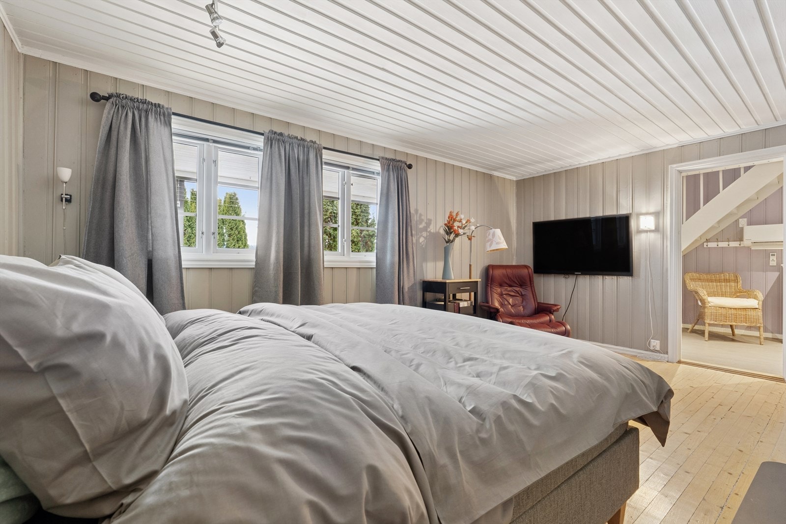 Innredet kjellerstue. Deler av rommet er godkjent som tilleggsdel. Omgjøringen er ikke byggesøkt og rommet er ikke godkjent for varig opphold. Se pkt. "ferdigattest" for mer info. Galleribilde