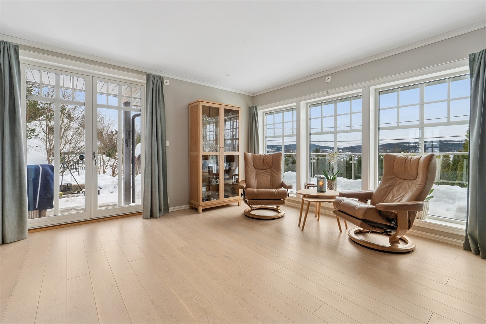 Utgang til terrasse fra stuen gir enkel tilgang til uteområdet. Galleribilde