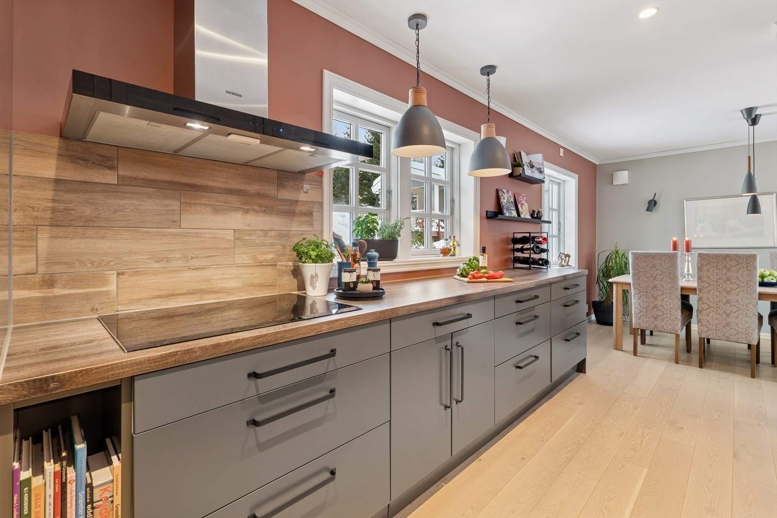 Epoq-innredning med glatte fronter og benkeplate i laminat. Galleribilde