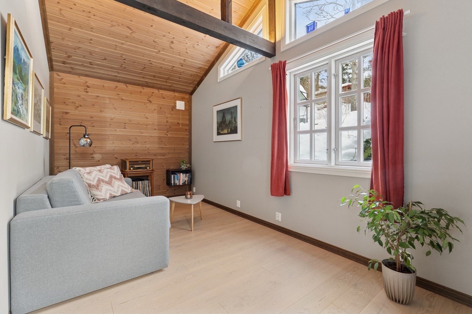 Soverom 3: Innredet soverom, opprinnelig godkjent som boder. Omgjøringen er ikke byggesøkt og rommet er ikke godkjent for varig opphold. Se pkt. "ferdigattest" for mer info. Galleribilde