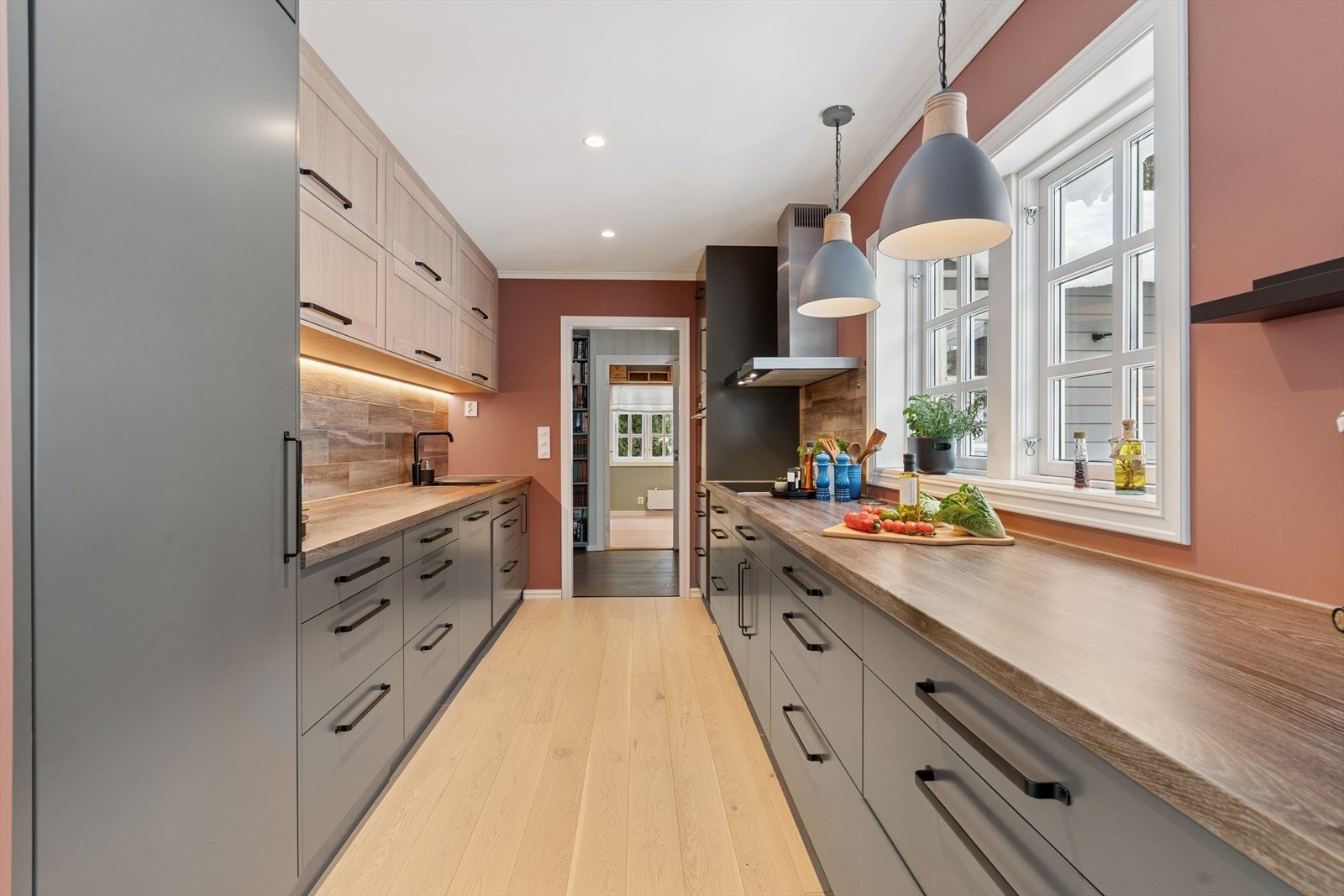 Pent kjøkken fra 2022 med svært god skap- og benkeplass. Galleribilde