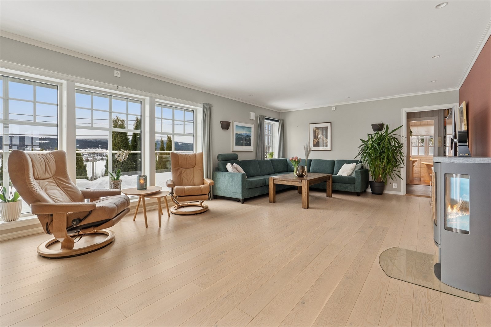 Oppholdsrommets utforming gir gode muligheter for naturlig soneinndeling. Galleribilde