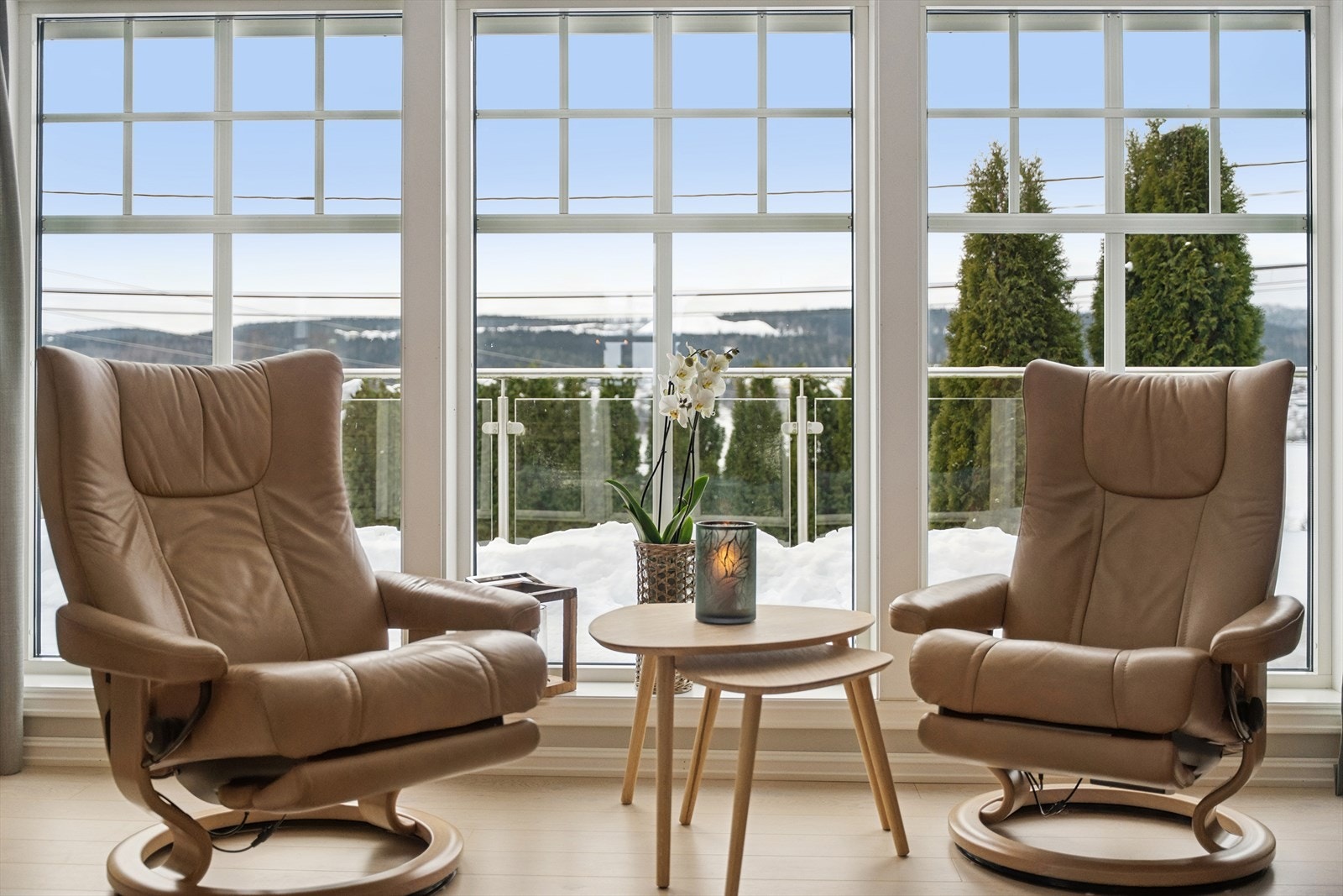 Store vindusflater gir godt med naturlig lys og utsikt mot omgivelsene. Galleribilde