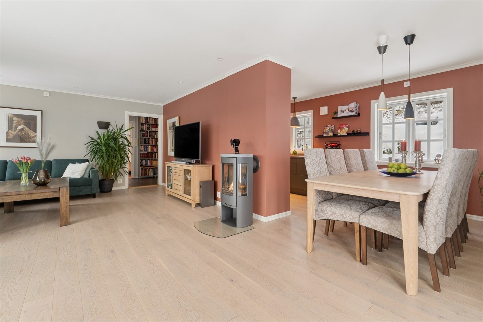 Kjøkkenet ligger i en delvis åpen løsning mot stuen, noe som skaper en god sammenheng mellom rommene. Galleribilde