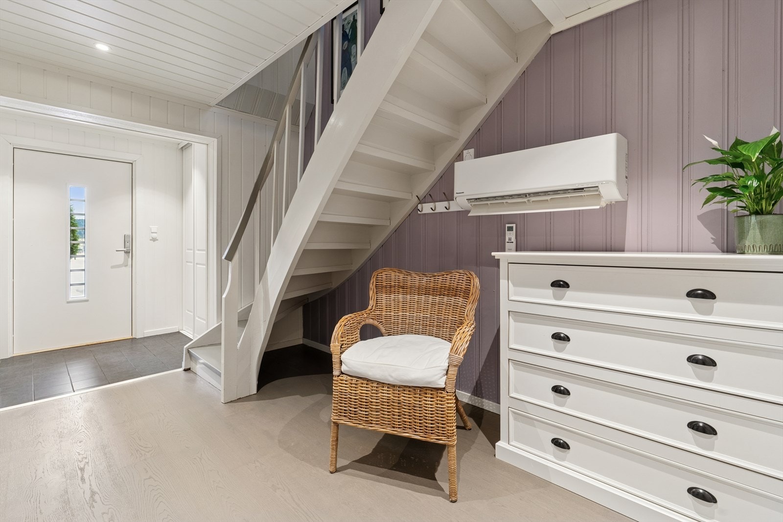 Varmepumpe fra 2023 er installert i hallen, og gir effektiv oppvarming. Galleribilde