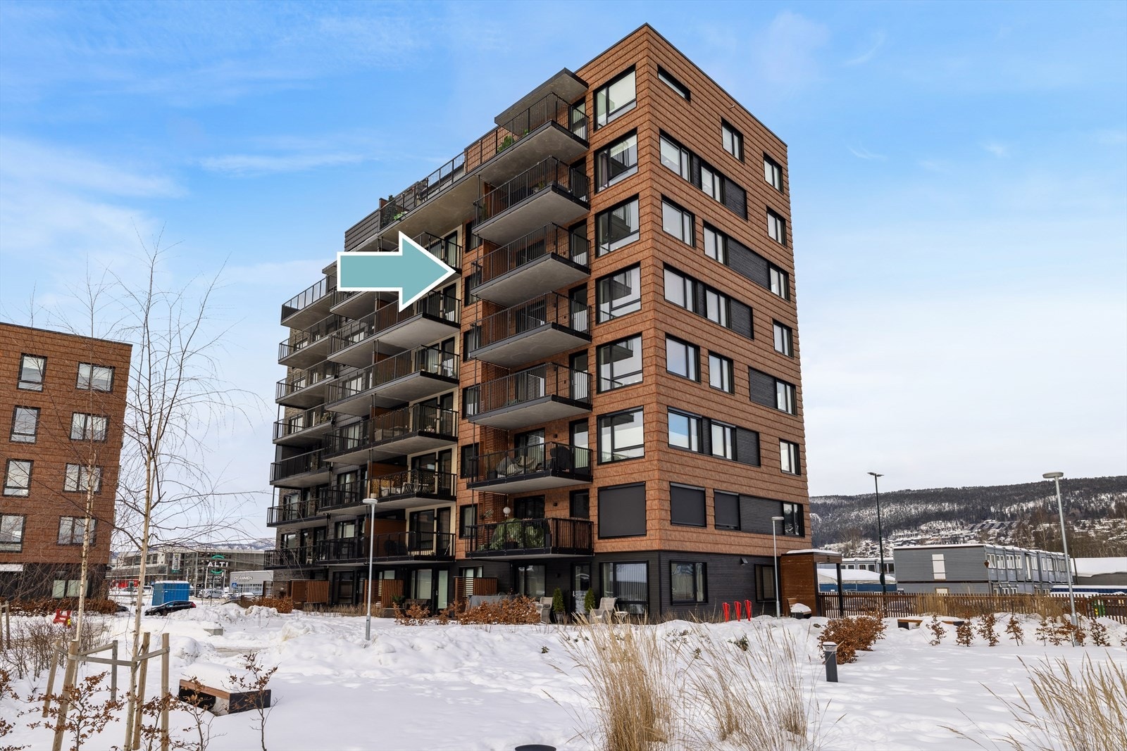 Nyere 3-roms hjørneleilighet i 6.etg. Bygget er satt opp i 2023. Leiligheten har fast parkering i garasjekjeller. Galleribilde