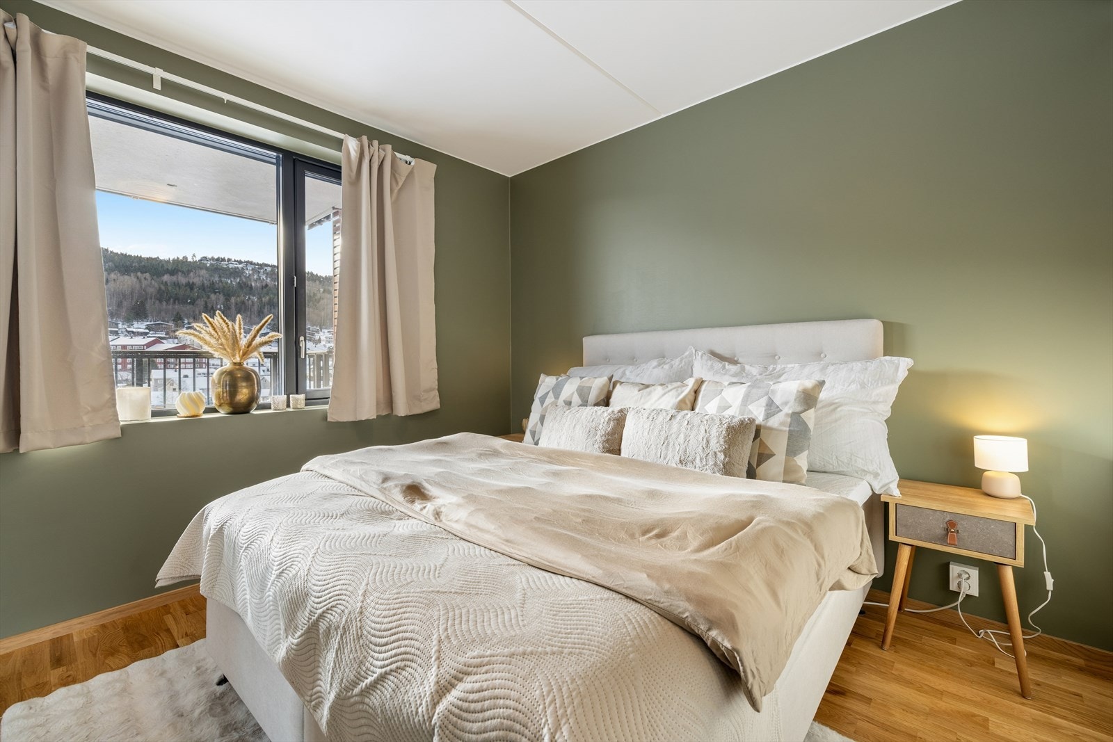 Rikelig med plass for dobbeltseng og nattbord. Galleribilde