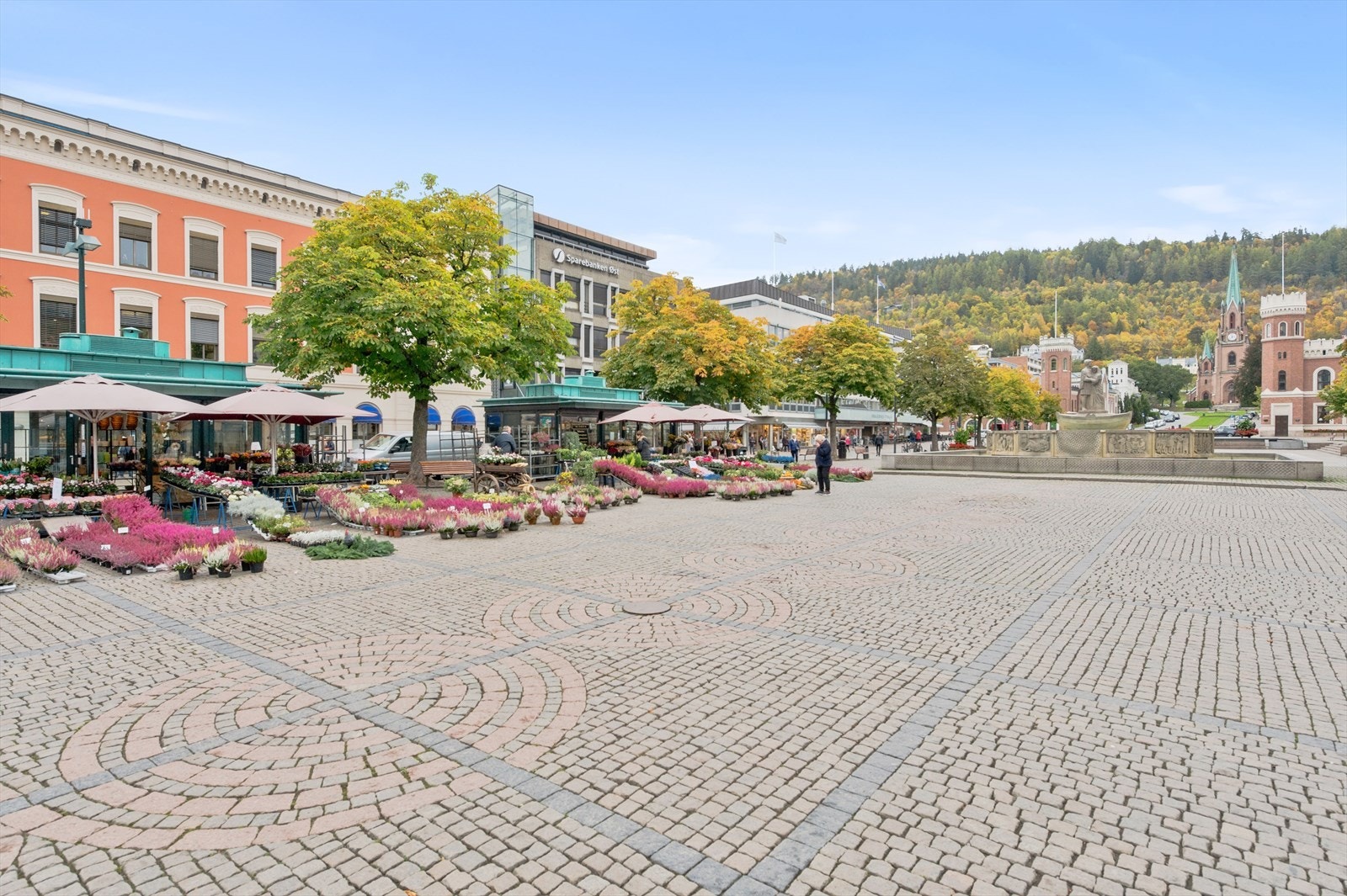 Bragernes Torg er Norges største torg samt blant Nordens største. Galleribilde