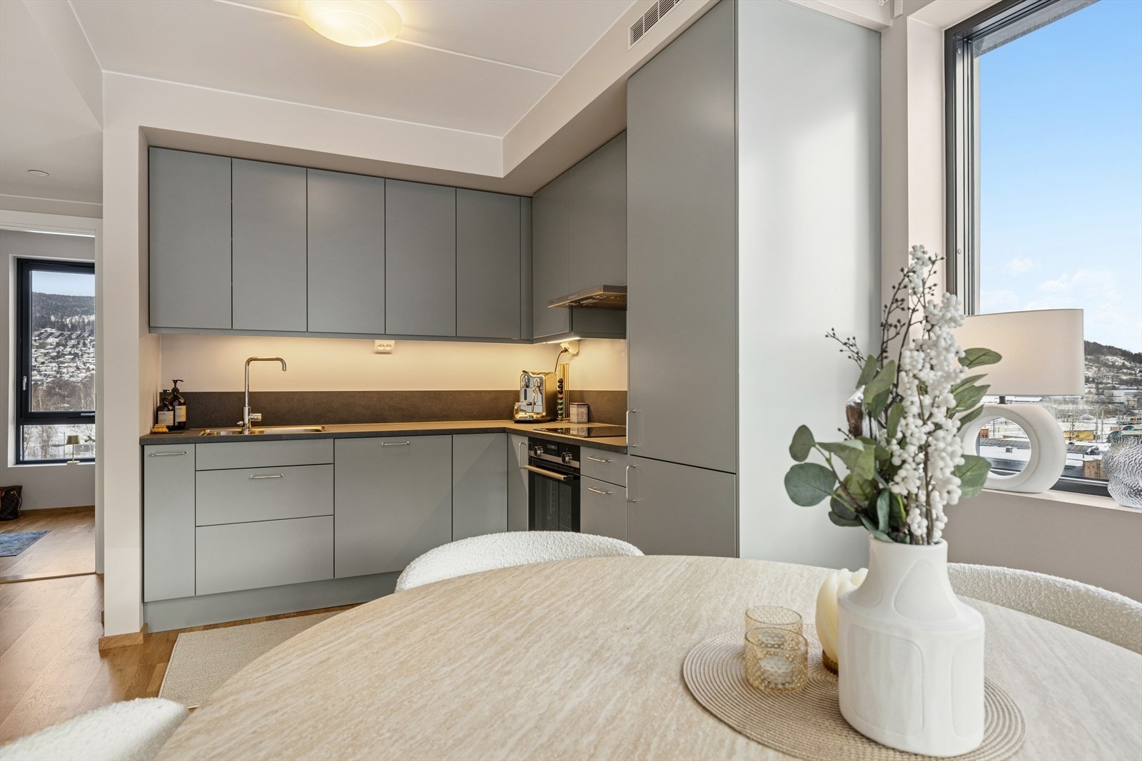 Stilrent og moderne kjøkken med slette fronter og benkeplate av typen laminat. Galleribilde