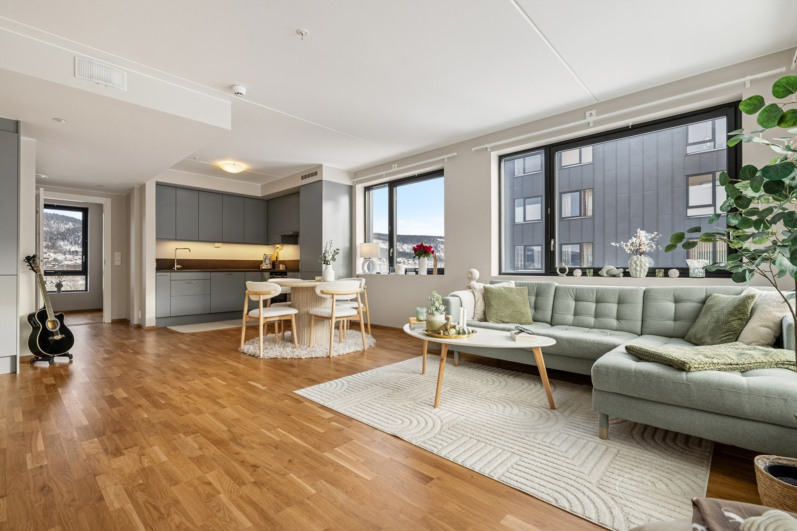 Stue/kjøkken i åpen og luftig løsning. Galleribilde