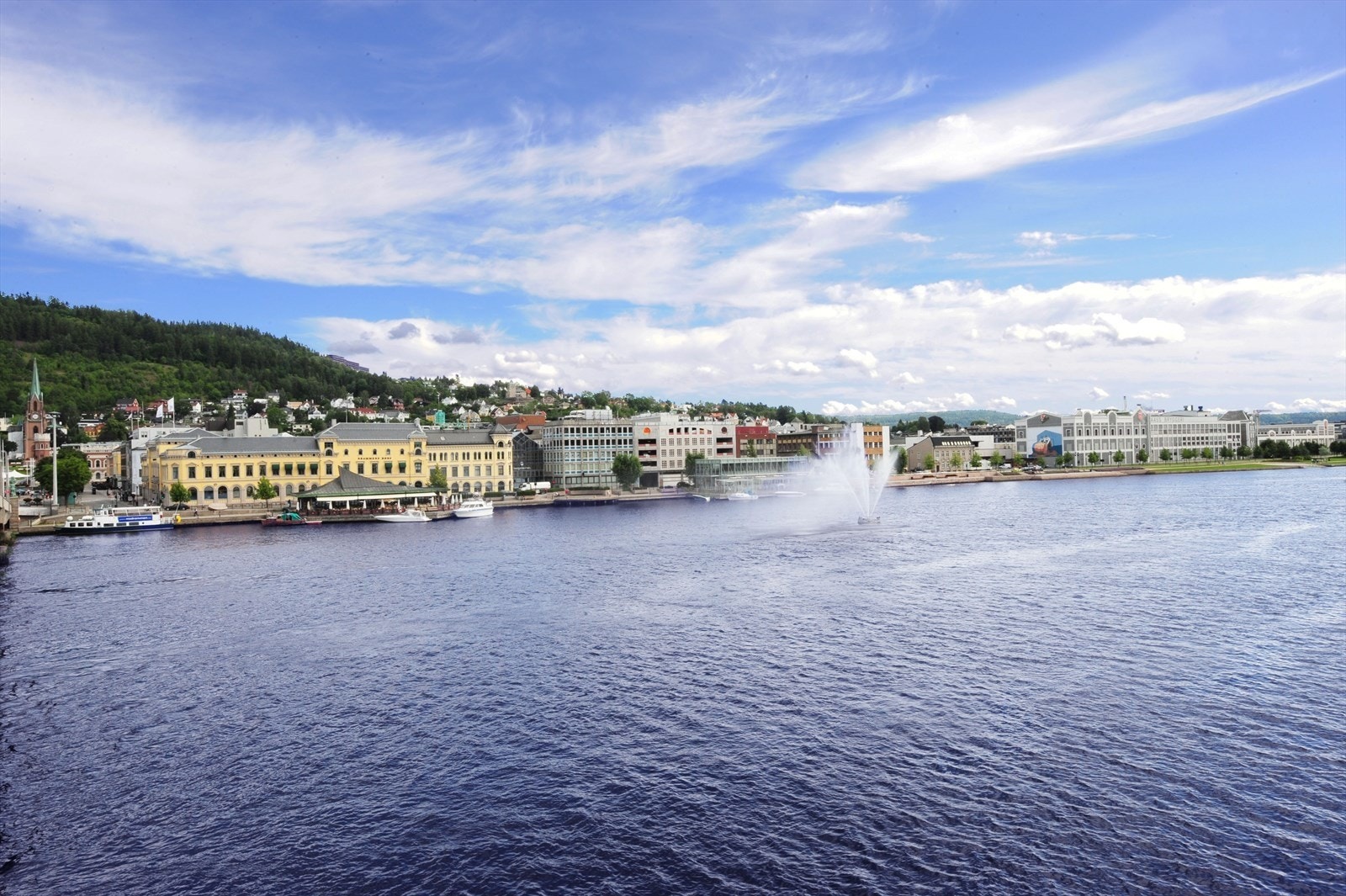 Drammenselva med Aass Bryggeri i bakgrunn Galleribilde