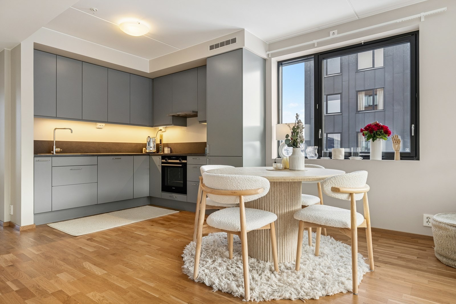 Spisegruppen tar plass i egen sone og inviterer til sosiale og hyggelige måltider med kjente og kjære. Galleribilde