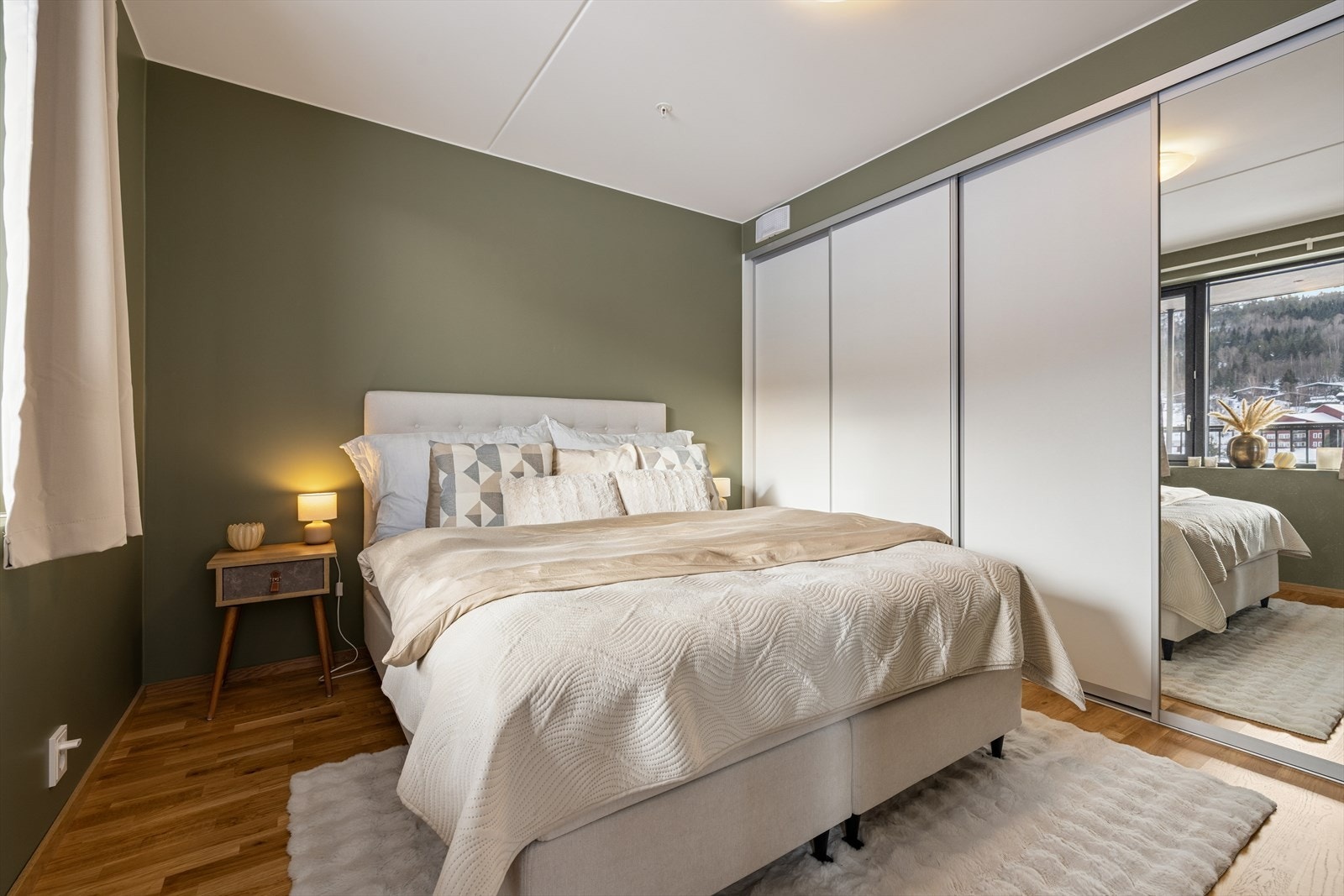 Hovedsoverommet er romslig og byr på plass for en god innebygget skyvedørsgarderobe. Galleribilde