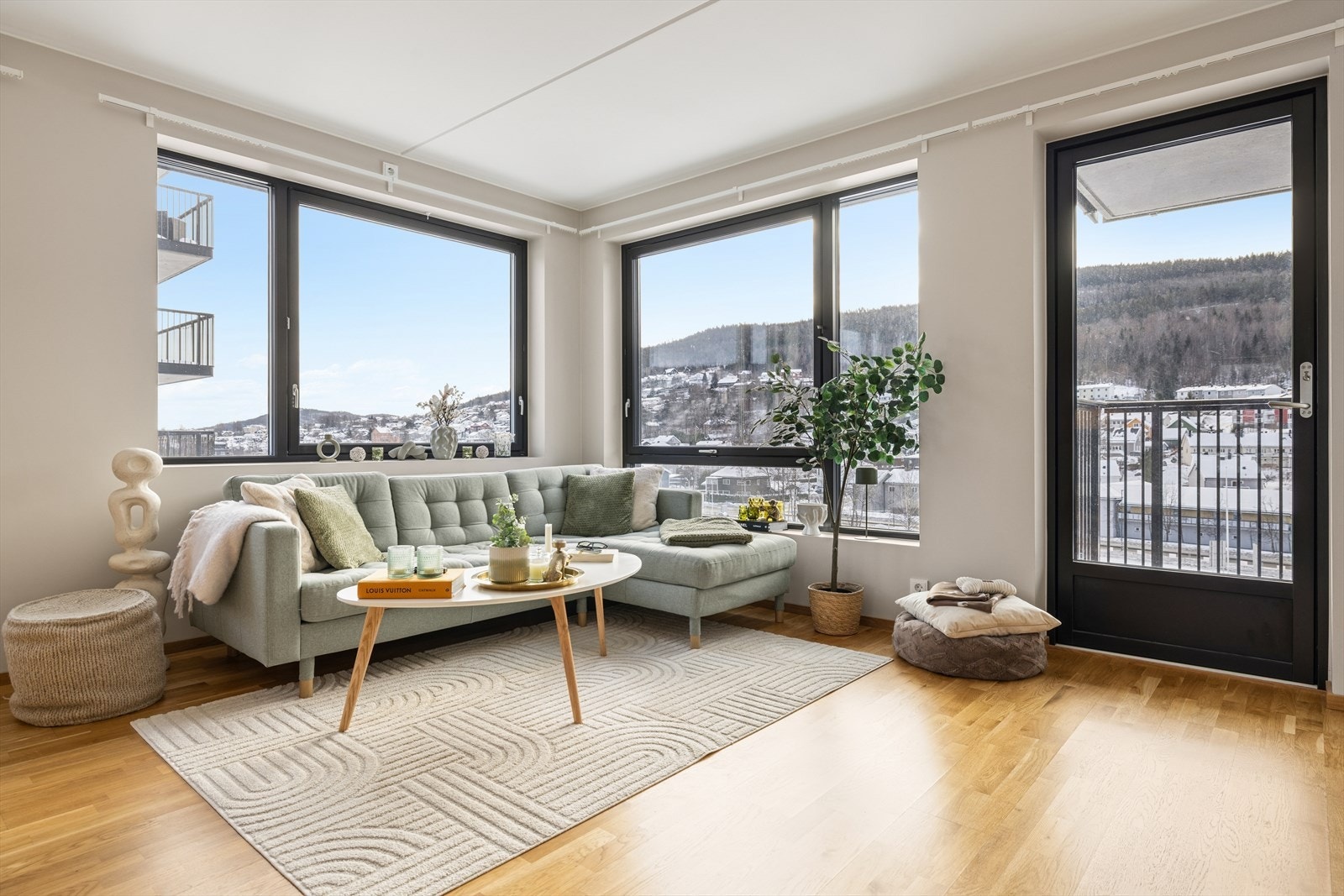 Gode vindusflater sørger for at rommet får godt med naturlig lys. Galleribilde