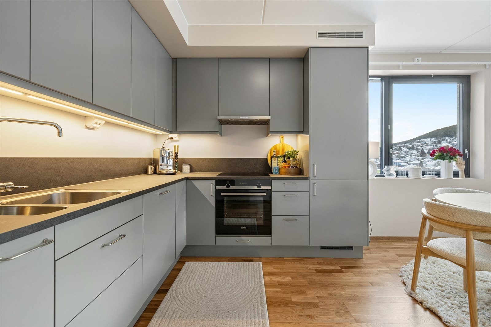 Her har en alt en måtte trenge av skap-, skuff- og benkeplass. Galleribilde