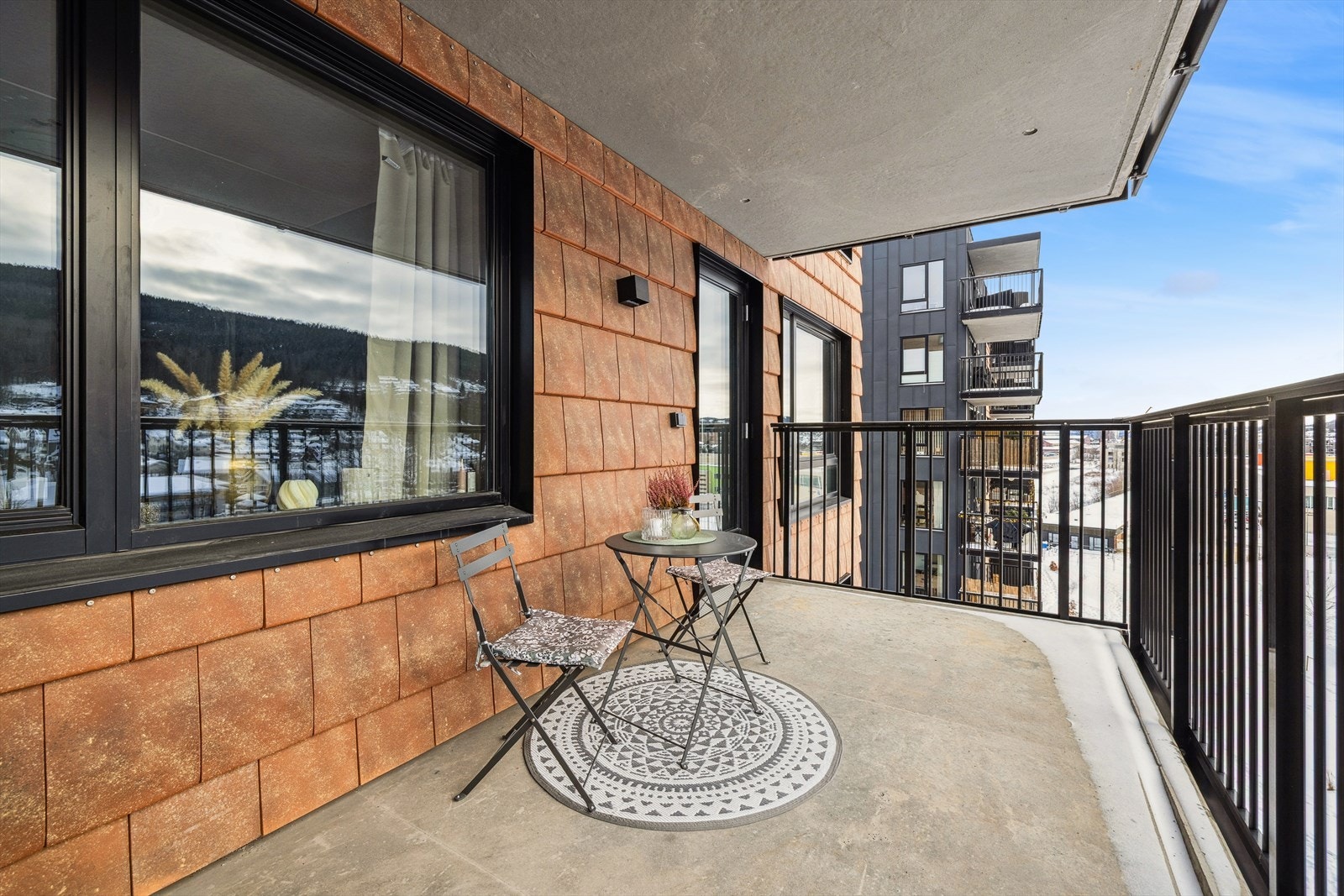 Fra stuen er det videre utgang til en flott overbygget balkong. Galleribilde