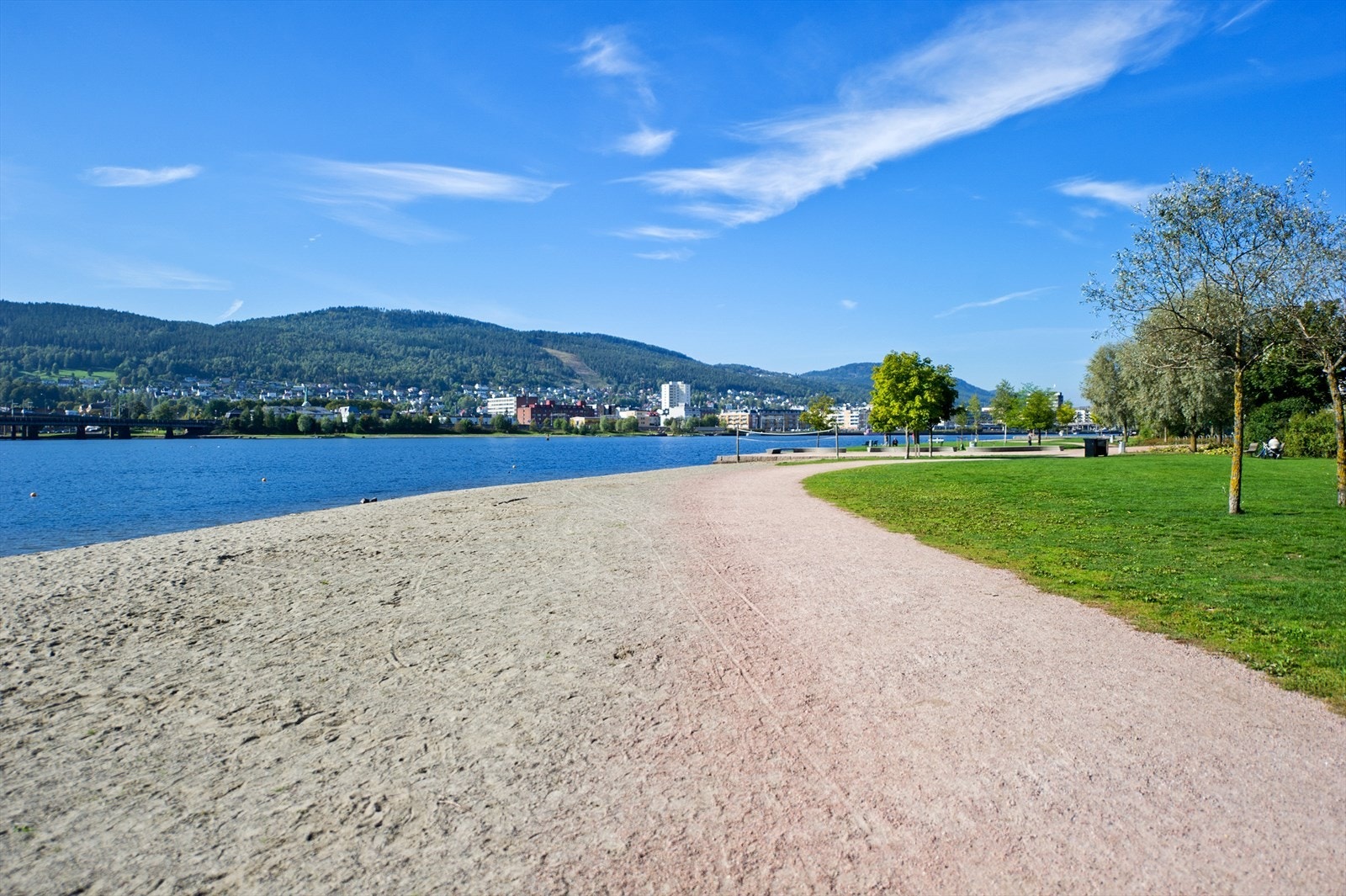 Flotte elvepromenaden som gir nærhet og kontakt med elva for byens innbyggere Galleribilde