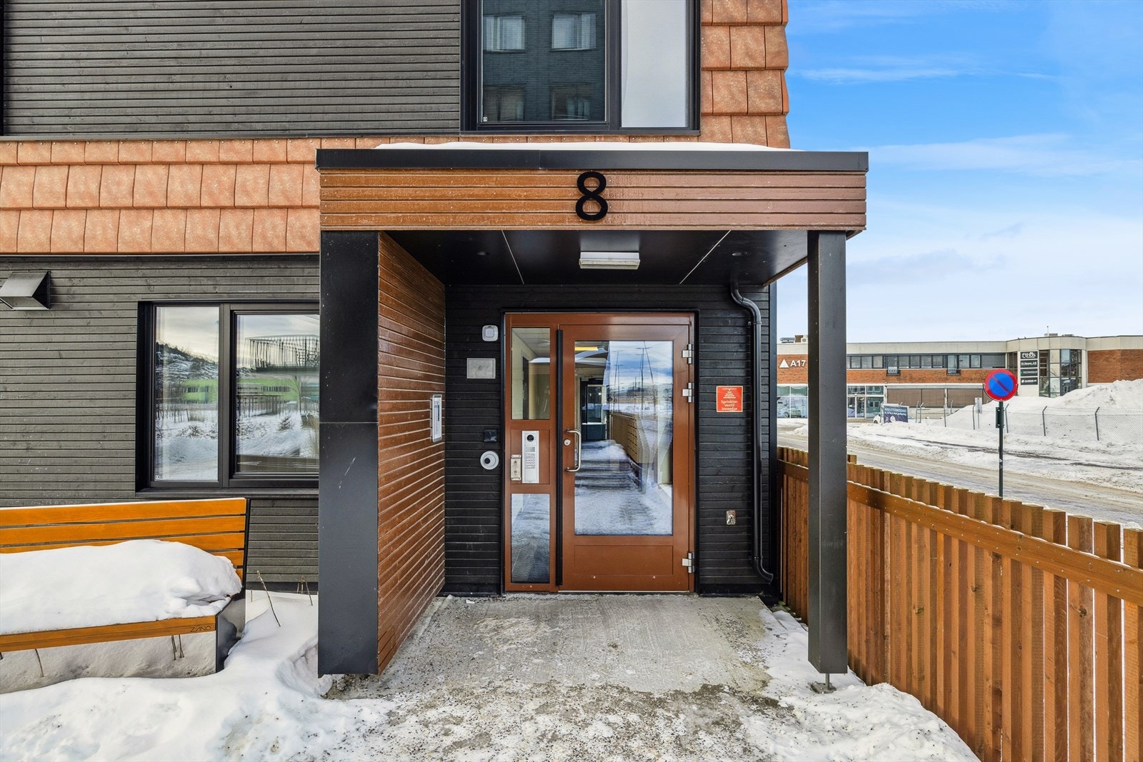 Flott felles inngangsparti og videre heisadkomst opp til leiligheten. Galleribilde