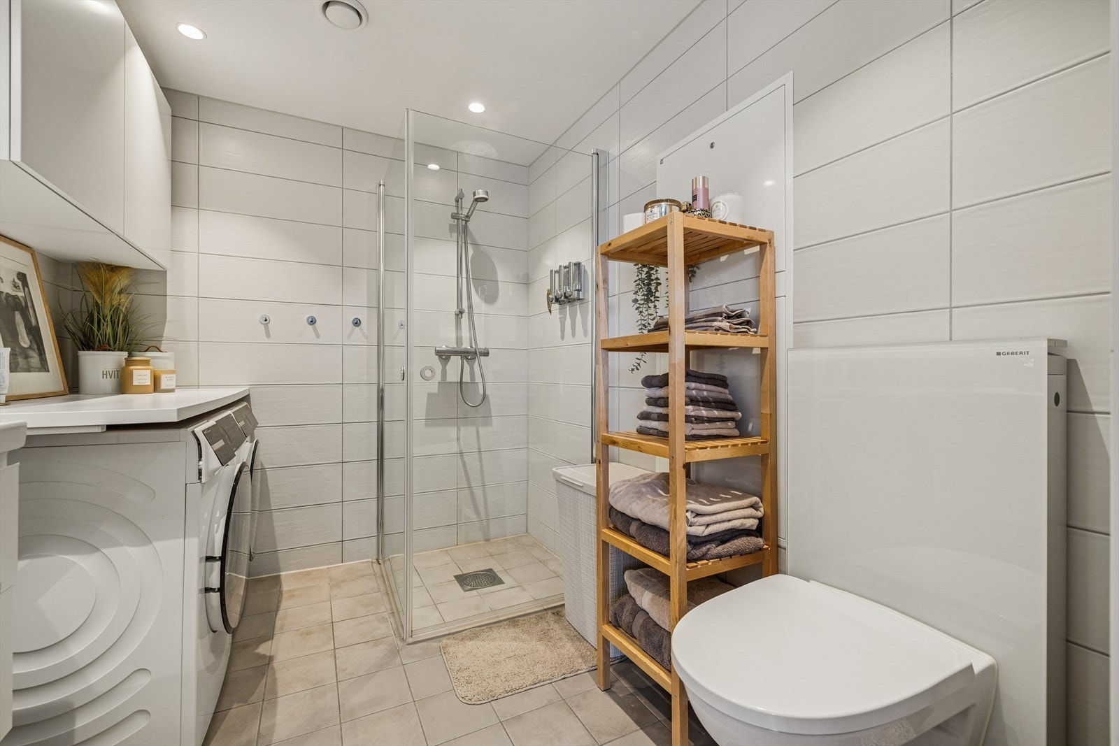 Delikat flislagt bad med behagelige varmekabler i gulv. Galleribilde