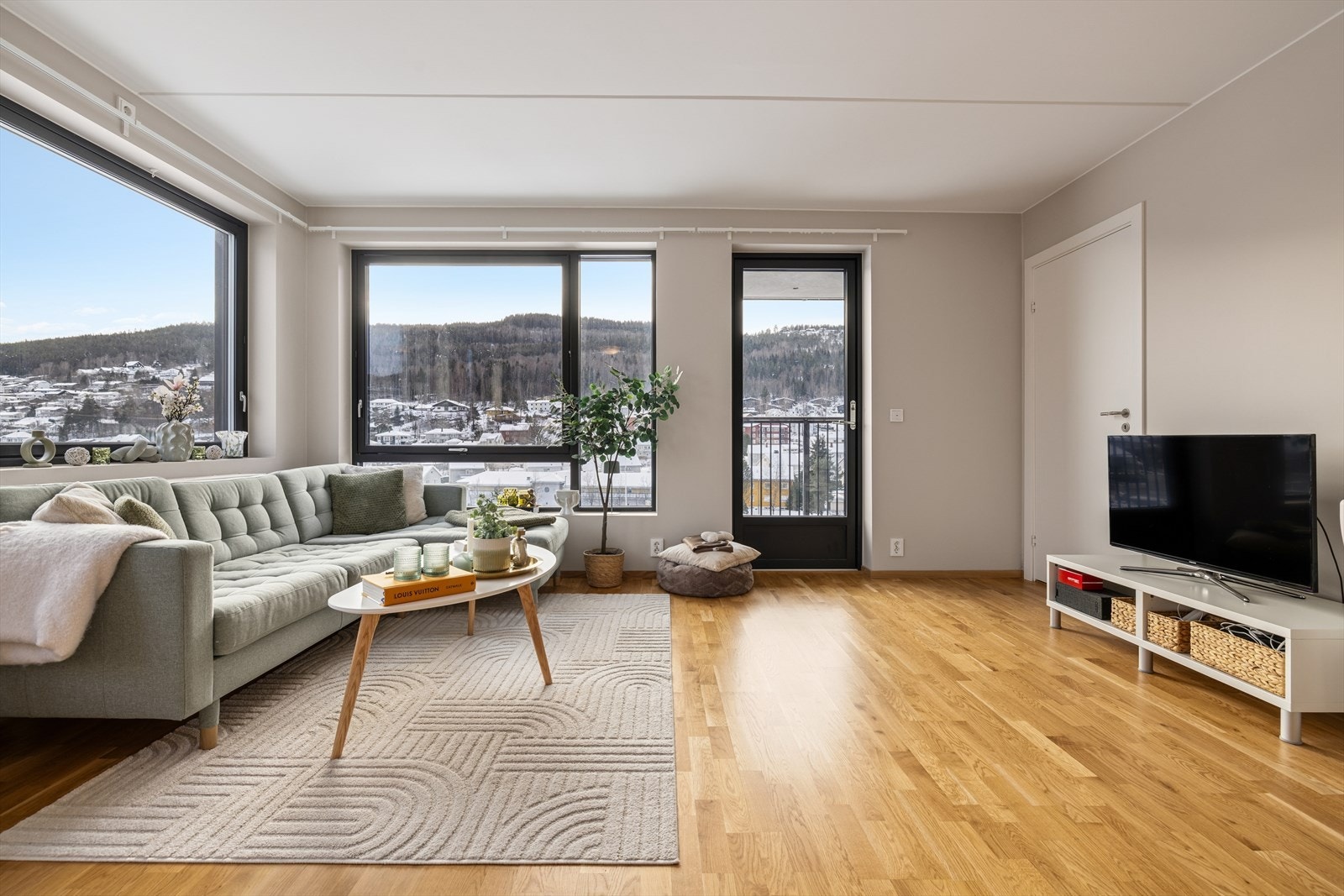 Sofakroken finner fort sin naturlige plass i rommet, og tv-en kan med fordel plasseres mot/på vegg. Galleribilde