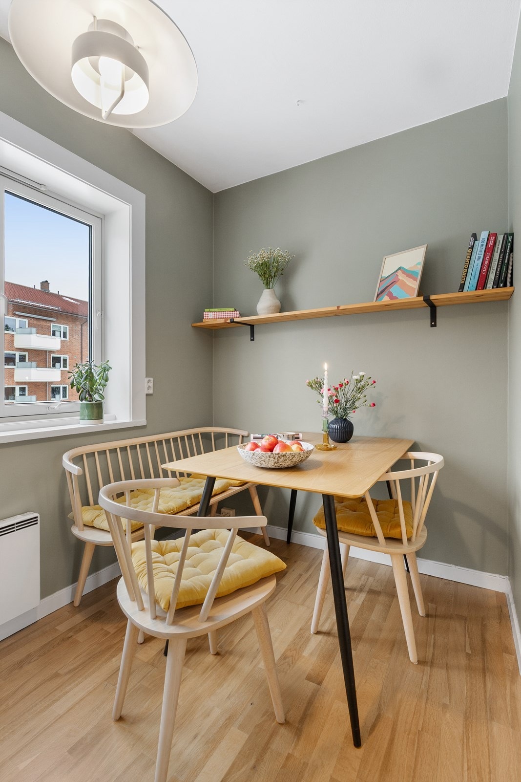 En hyggelig spiseplass ved vinduet gir rom for frokost og mindre måltider. Galleribilde