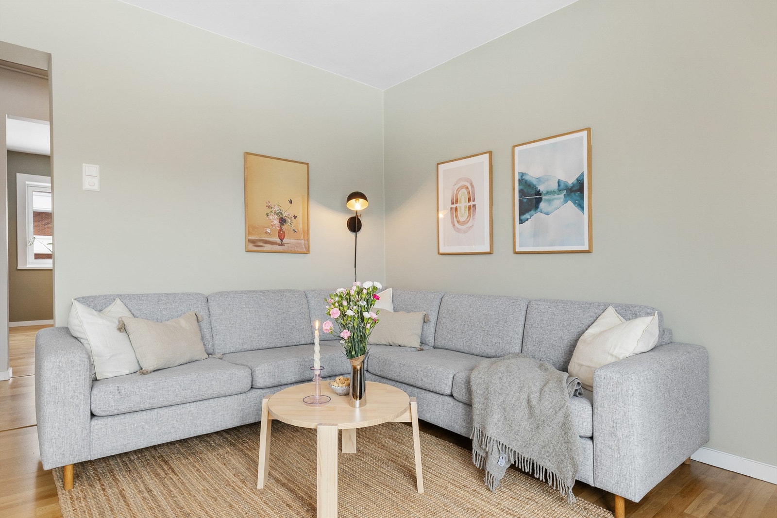 Stuen er av god størrelse og har plass til sofa, salongbord og TV-seksjon. Galleribilde