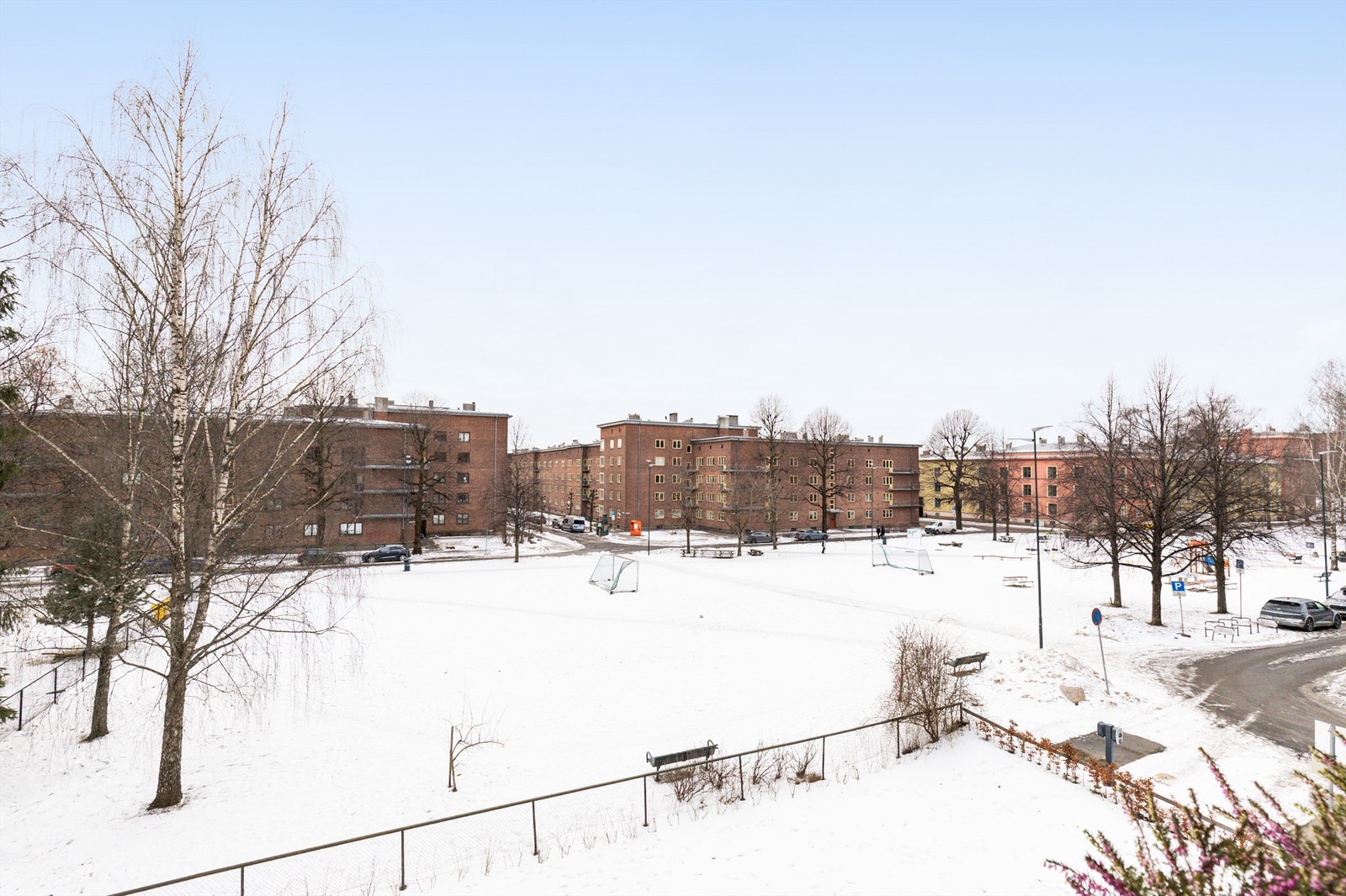 Borettslaget har store, grønne fellesområder som er ideelle for lek og rekreasjon. Galleribilde
