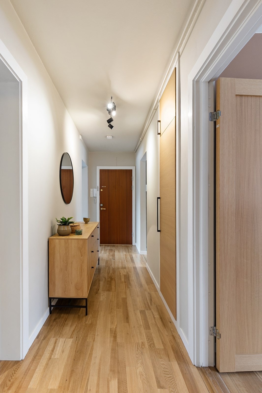 Innbydende entré med god plass til oppbevaring. Bygget har nøkkelfri adkomst. Galleribilde