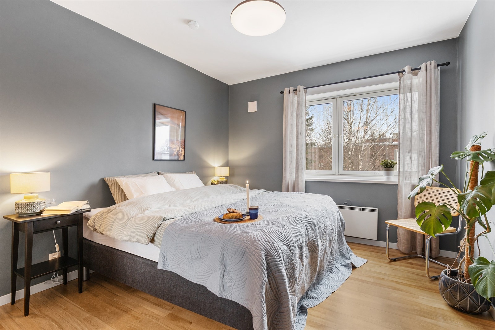 Hovedsoverommet er av god størrelse med plass til dobbeltseng og tilhørende nattbord. Galleribilde