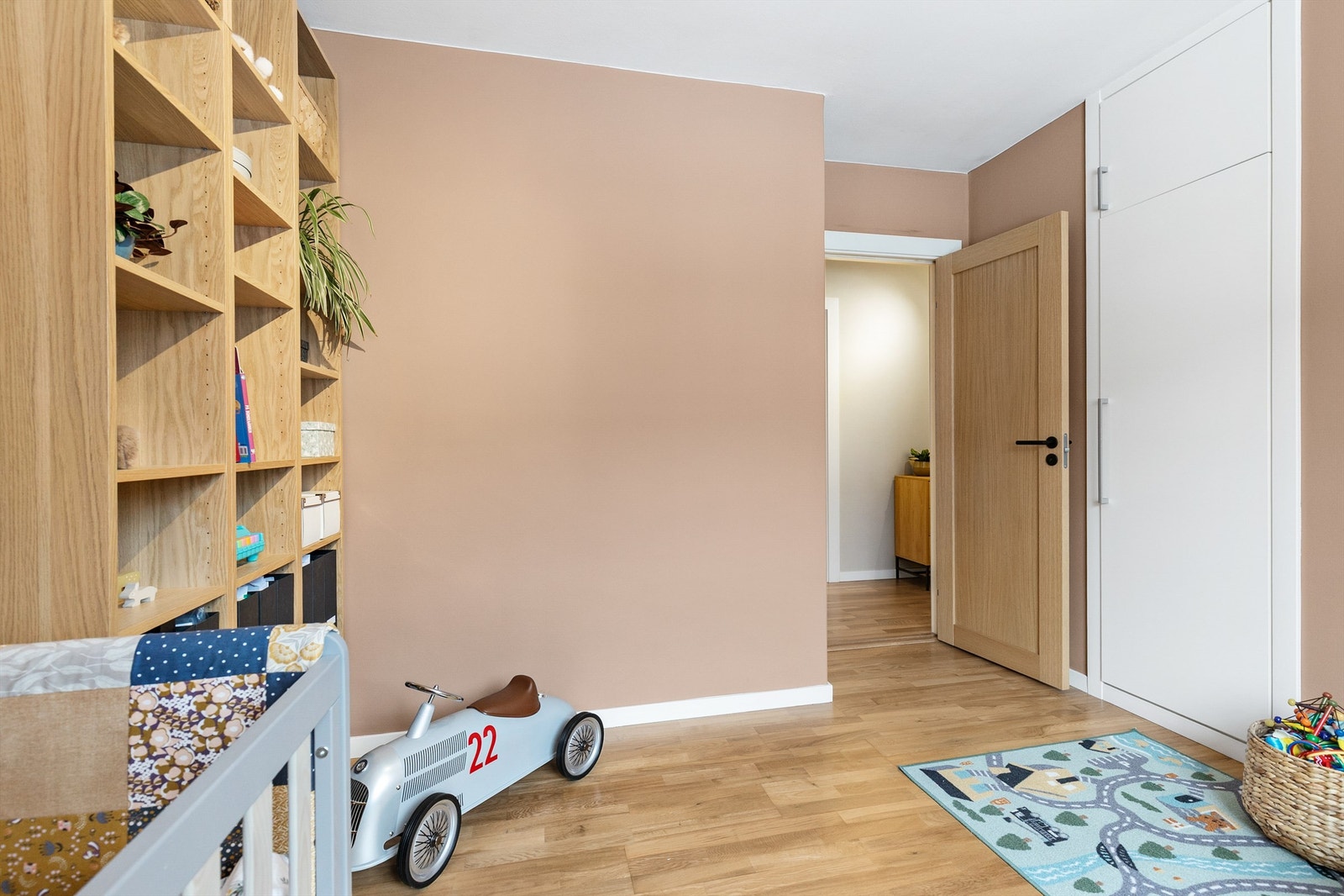 Her er det god plass til både seng annet ønskelig møblement. Galleribilde