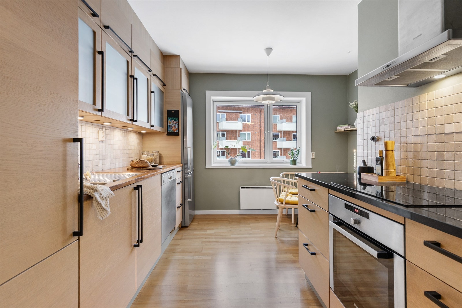 Leiligheten har gode kvaliteter, blant annet et påkostet og romslig kvalitetskjøkken fra Kvik med smarte løsninger. Galleribilde