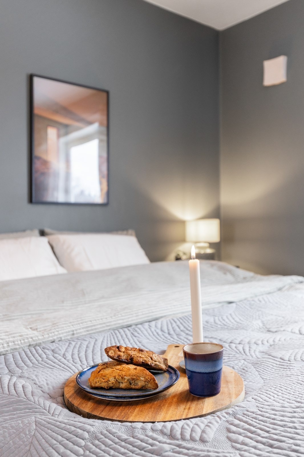 Rolige fargevalg bidrar til en behagelig atmosfære på soverommet. Galleribilde