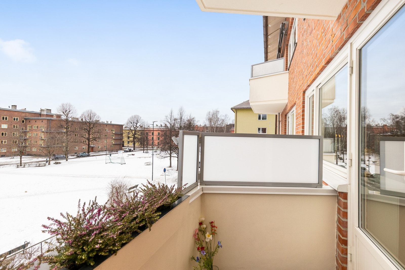 Leiligheten har en god intern beliggenhet i borettslaget, og balkongen vender mot et rolig område. Galleribilde