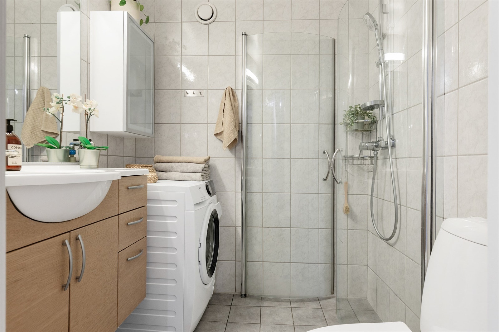 Badet har varmekabler i gulvet for ekstra komfort og opplegg for vaskemaskin. Galleribilde