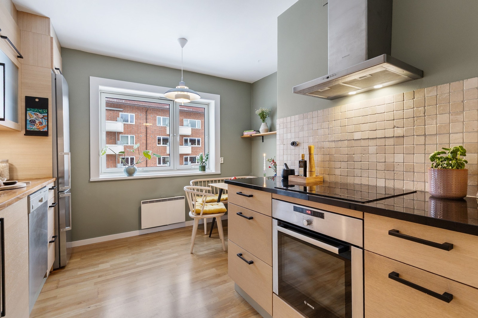 Kjøkkenet er levert av Kvik og er utstyrt med funksjonelle hvitevarer og rikelig med oppbevaringsplass. Galleribilde