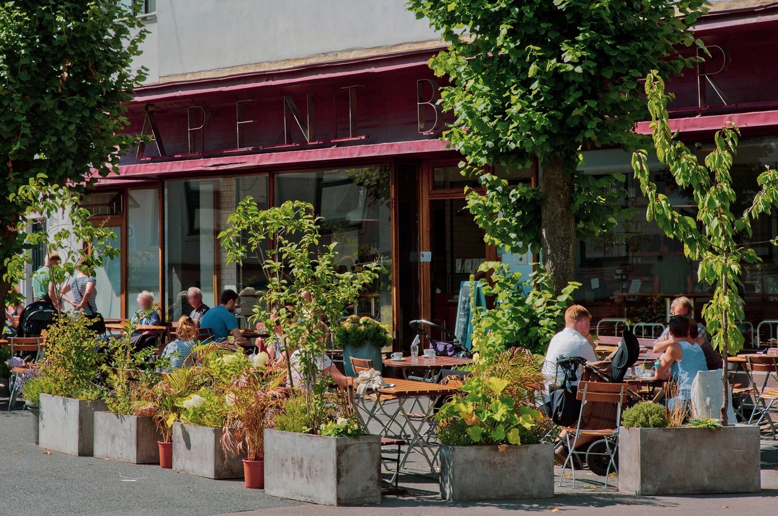 I umiddelbar nærhet finner du populære Åpent Bakeri, kjent for sine eminente bakervarer og kaffe, samt for kanskje byens beste pizza på kveldstid. Galleribilde