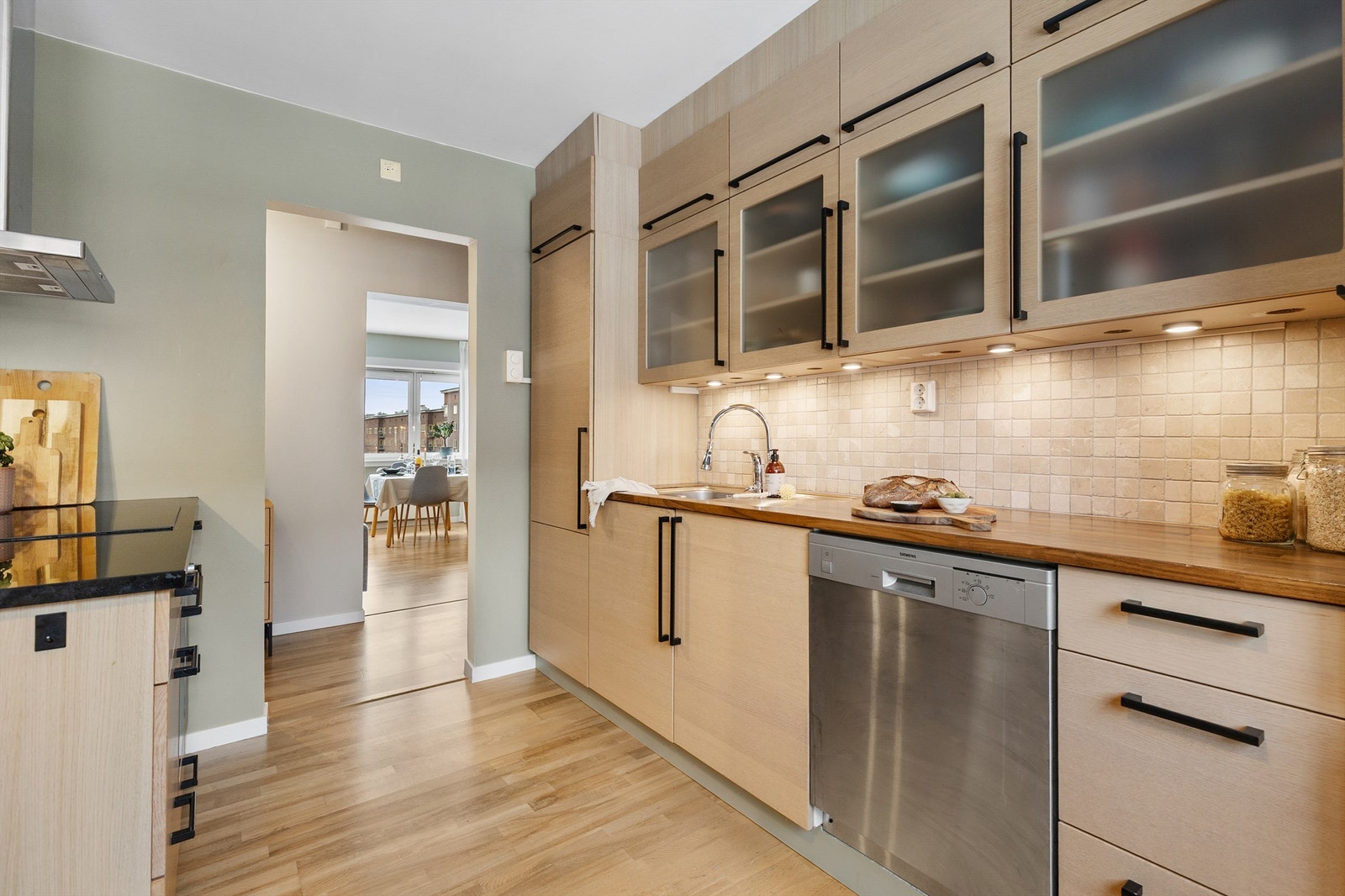 Hvitevarene er sømløst integrert og består av platetopp og stekeovn. Det er også opplegg for oppvaskmaskin, som medfølger salget. Galleribilde