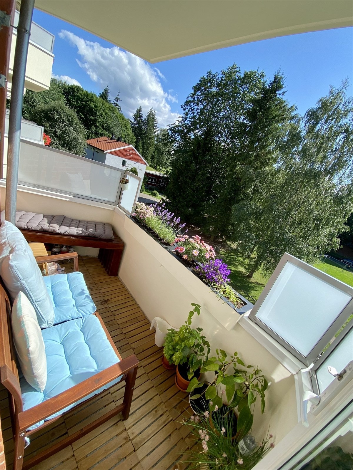 Selgers egne bilder av balkongen på sommerstid. Galleribilde