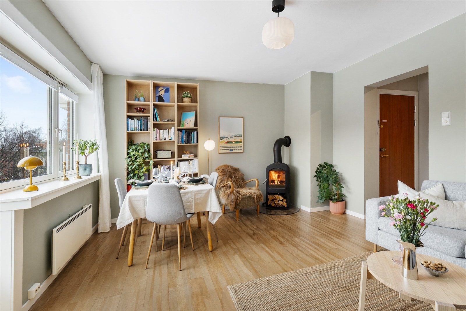 En lekker, sentral og moderne 3-roms med god planløsning, herlig balkong og tilbaketrukket beliggenhet. Galleribilde