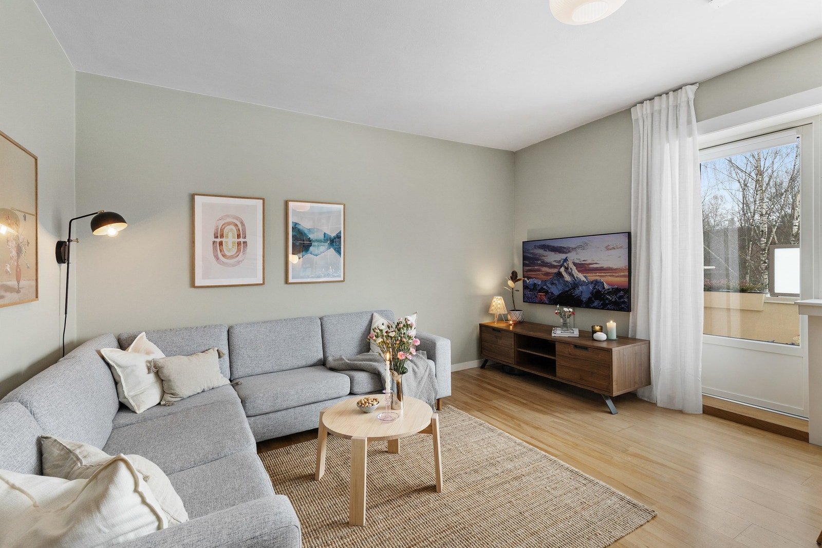 Fra stuen er det også utgang til en romslig balkong. Galleribilde