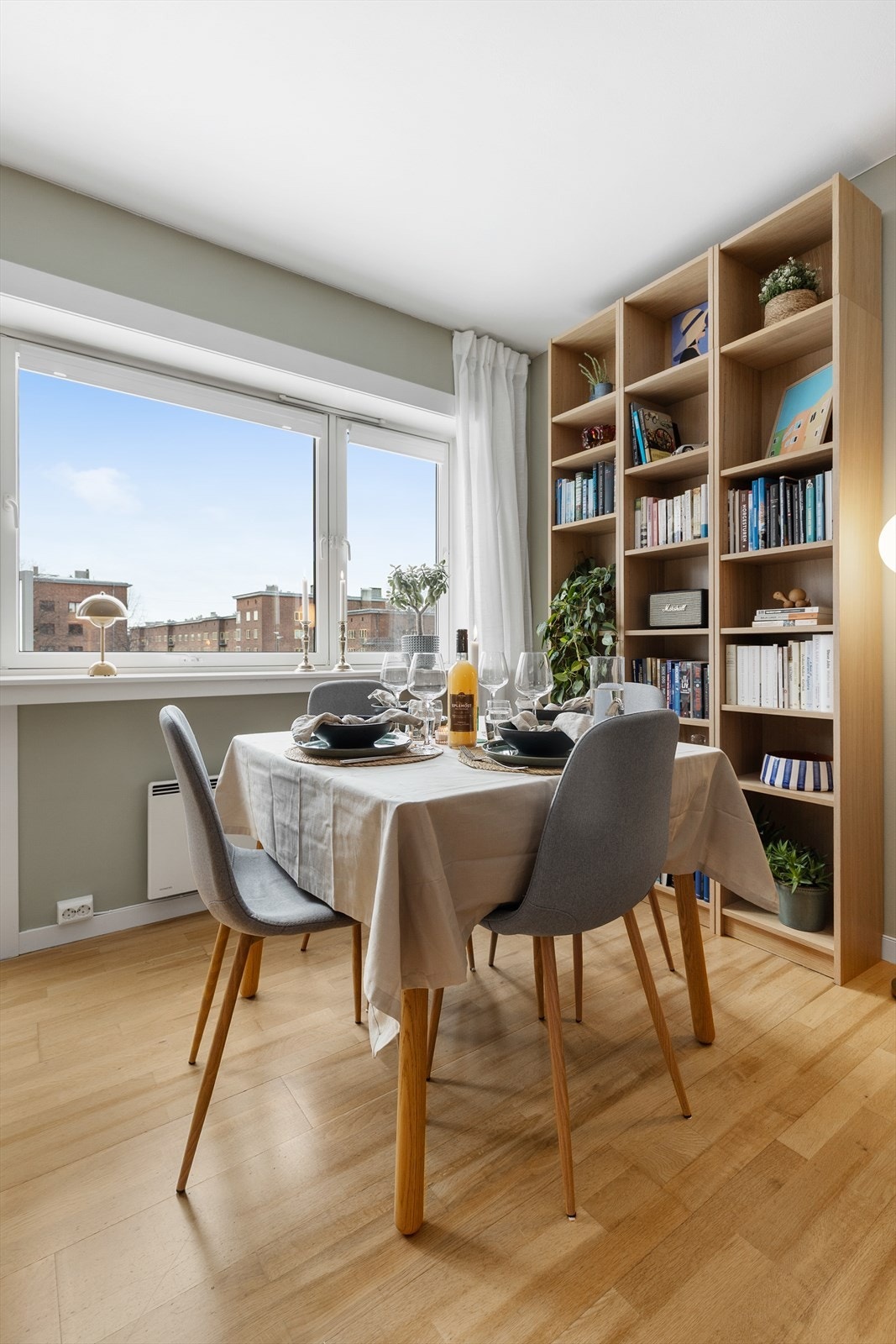 Store vindusflater sørger for godt med naturlig lys. Galleribilde