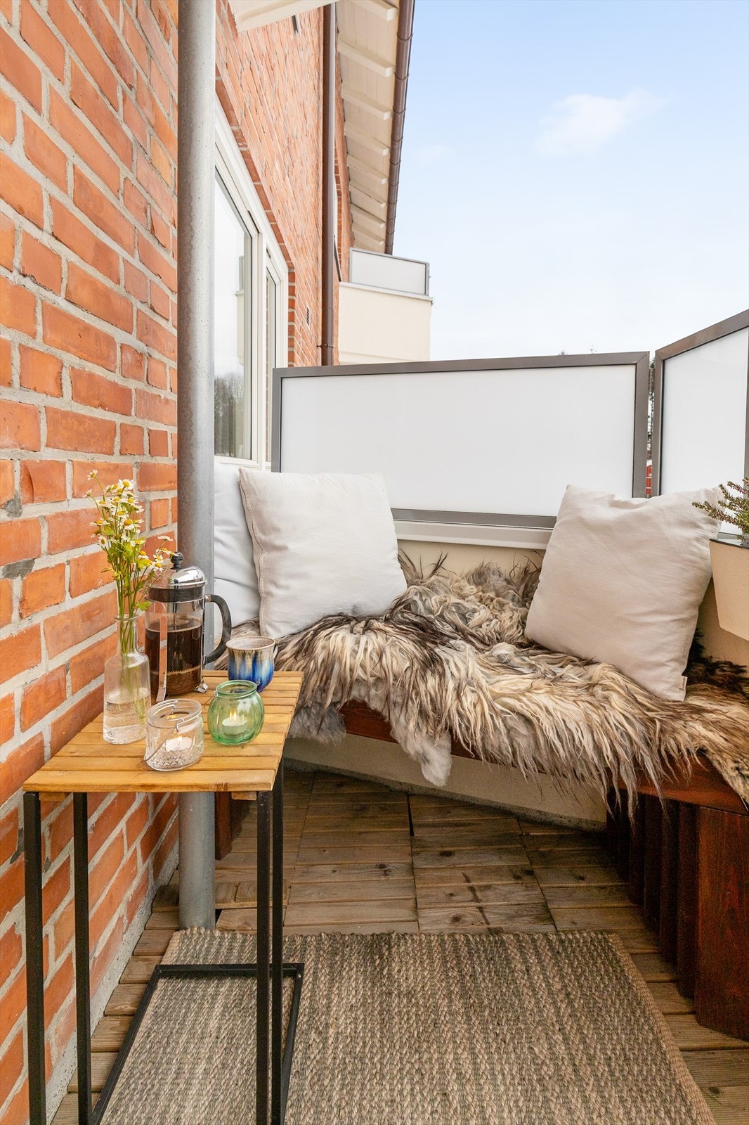 Her er det god plass til ønsket utemøblement. Galleribilde