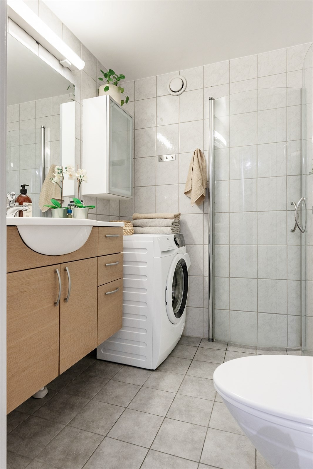 Baderomsinnredning med god oppbevaringsplass i skuffer og overskap. Galleribilde