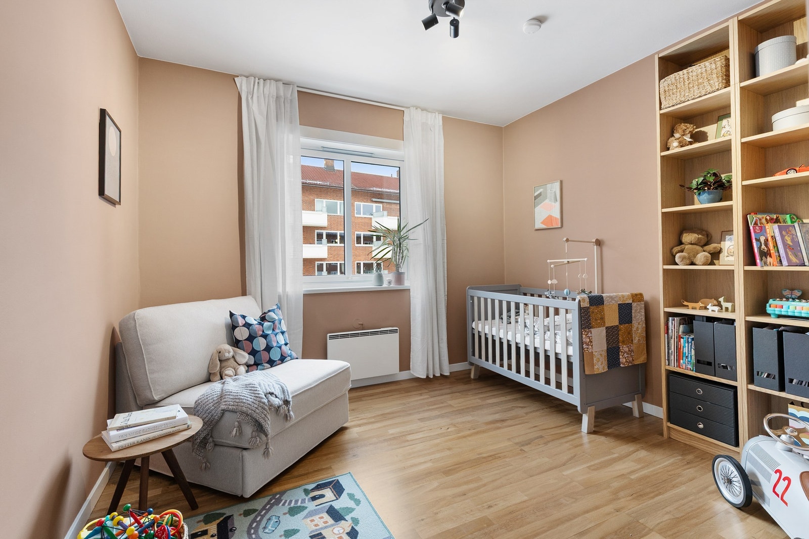 Det andre soverommet er også romslig, ideelt som barnerom, gjesterom eller kontor. Galleribilde