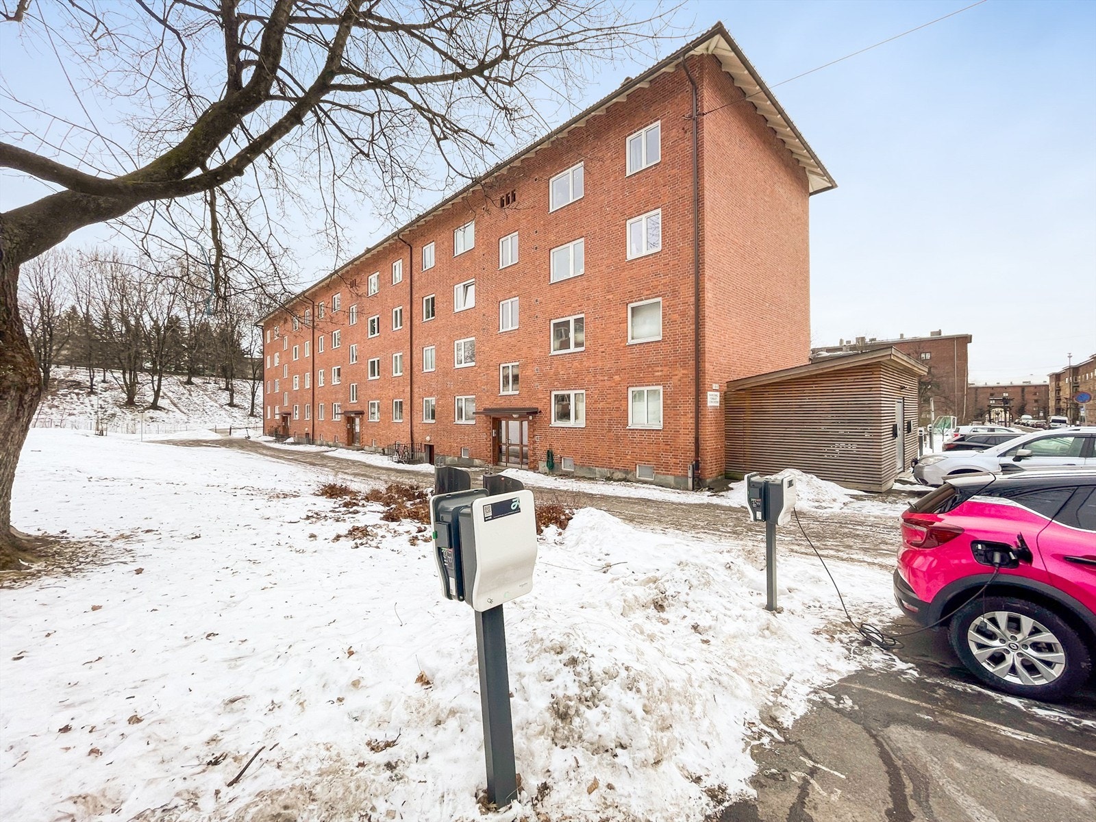 Borettslaget har parkeringsplasser med el-billader til leie etter venteliste. Galleribilde