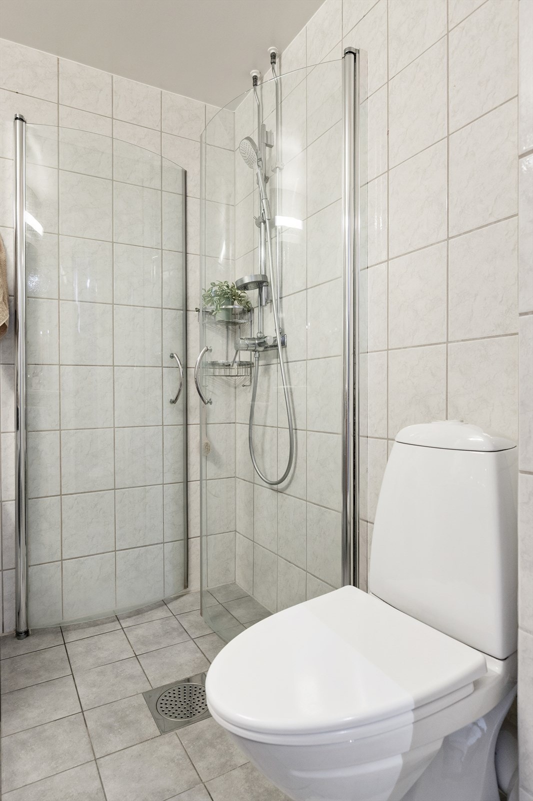 Dusjhjørne med innfellbare dører frigjør gulvplass. Galleribilde