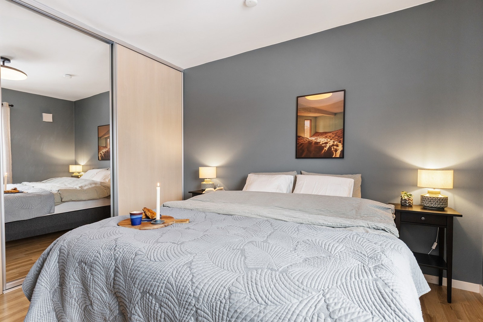 En stor skyvedørsgarderobe gir rikelig med oppbevaringsplass. Galleribilde