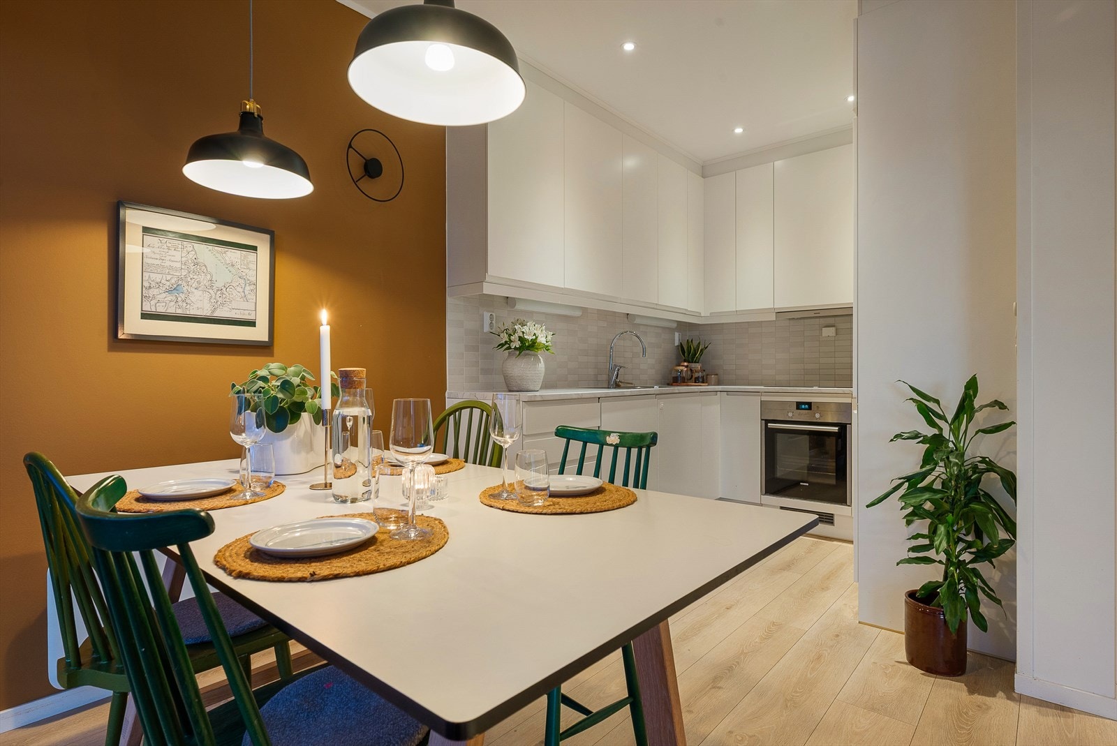 God plass til spisebord i nær tilknytning til kjøkkenet. Galleribilde